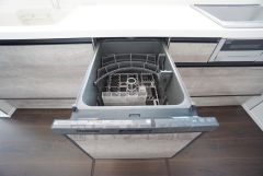 食事の後の手間を解消する食器洗い乾燥機付。冬場の洗い物で手荒れの悩みもなくなります。手洗いよりも節約できて便利。