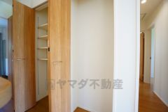 まとめ買いしてもこの収納量なら心配要らずのパントリー。調理家電や食品のストックをすっきりまとめられ、キッチン周りを広々使えます。