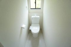 温水洗浄機付トイレです。節水機能もあるので、安心して使えますね。節水・静音設計でエネルギーを効率よく使用し省エネ。汚れをガードする構造でサッと一拭き、お手入れが簡単。