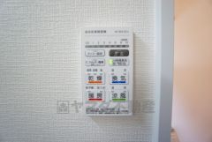 雨の日の洗濯も安心できる浴室暖房乾燥機付き浴室。リモコンで操作もボタン1つで簡単。 浴室暖房乾燥機には、暖房、乾燥、涼風、換気の4つの機能が付いています。タイマー付きです。