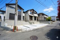 前面道路は公道西側約3.7ｍ、公道南側約4ｍ。