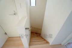 ご年配の方でも安心できる、手すり付き階段です＾＾段差も低めで設定されてますので安全性にも優れてますね＾＾