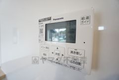 キッチン横からお湯張り、追い炊き、足し湯がボタン一つで楽々操作できる給湯機リモコンです＾＾忙しい夕飯の準備の時間帯に重宝しますね。