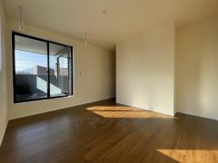 住む人のこだわりを活かす洋室＾＾日当たりがよく、寝室としての利用もおすすめ。広めのクローゼットもあり荷物もすっきり片付けれ、ゆとりのある暮らしが出来ます＾＾