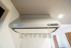 お手入れが簡単なスリム型レンジフードです。調理により発生する油煙や臭いを吸い込み、屋外へ排気してくれます。