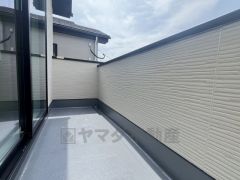 お洗濯物を干すスペースとしても十分な広さがあります。  お天気の良い日はお洗濯物がよく乾きそうな日当たり良好のバルコニー＾＾