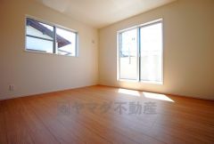同仕様写真。2面採光を確保した明るい室内は、風通しも良く、大変居心地の良い空間となっております。爽やかな風を感じて起きる朝は、快適生活の始まりに。
