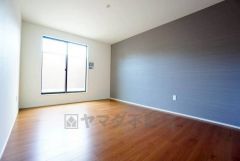 デザインクロスが2階主寝室の雰囲気を上品に仕上げています。インテリアでどんな部屋にするのか考えるのも楽しみです。