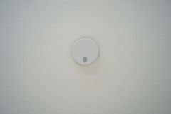 同形状・同仕様。火災報知器が設置されていることで、火災の発生をいち早く感知し、就寝中や留守中でも素早く危険を知らせてくれるため、家族の安全を確保し被害を最小限に抑えられます。