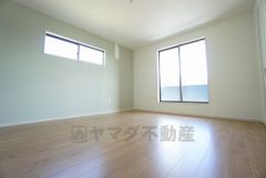 寛ぎの時間を紡ぎだす主寝室は、大型ベッドを置いても余裕の広さを確保しています。