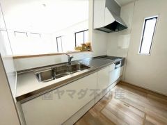 対面式カウンターキッチンでお子様の様子が見守れます。カウンタートップは耐熱性に優れており、日ごろのお掃除もふき取るだけでＯＫ。ステンレスシンクも簡単にお掃除できますよ。