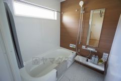 1日の疲れを癒すくつろぎのバスルーム。足を伸ばしてもゆったりと入れるサイズです。お子様と一緒にお風呂に入っても狭くないですね^^