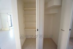 まとめ買いしてもこの収納量なら心配要らずのパントリー。調理家電や食品のストックをすっきりまとめられ、キッチン周りを広々使えます。