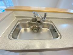 広々とした凸型シンクに洗剤ポケットを標準装備。大きなお鍋など洗いやすいです。洗剤や石鹸、スポンジもすっきりできる収納付き。