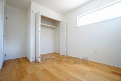 同仕様写真。全居室にはたっぷり収納できる大型クローゼットを設置しています。窓には断熱性・保温性にすぐれ、省エネ効果のあるペアガラスを採用。冬には結露を防止します。