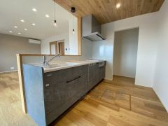 対面式カウンターキッチンでお子様の様子が見守れます。カウンタートップは耐熱性に優れており、日ごろのお掃除もふき取るだけでＯＫ。ステンレスシンクも簡単にお掃除できますよ。