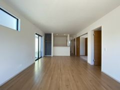 窓から光が差し込む明るいリビングダイニングです＾＾