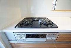 複数の調理を一度に行うことができる3口コンロ。効率よくお料理が出来ます。毎日のお料理も楽しくなりますね＾＾