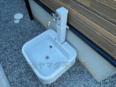あると便利な外水栓。ガーデニングに、洗車に、泥遊びやペットの散歩の後に。