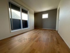 住む人のこだわりを活かす洋室＾＾日当たりがよく、寝室としての利用もおすすめ。広めのクローゼットもあり荷物もすっきり片付けれ、ゆとりのある暮らしが出来ます＾＾