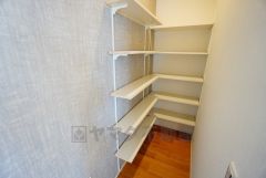 同仕様写真。キッチン横パントリー。まとめ買いした食品やインターネットでケース購入した飲料水なども、ストックしておくのに便利です。