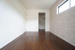 同仕様写真。収納力豊富なウォークインクローゼット付き。洋服や小物などを1箇所にまとめて美しい収納を実現します。