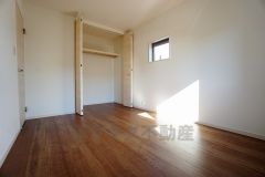 同仕様写真。住む人のこだわりを活かす洋室＾＾日当たりがよく、寝室としての利用もおすすめ。広めのクローゼットもあり荷物もすっきり片付けれ、ゆとりのある暮らしが出来ます＾＾