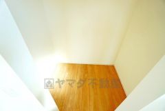 ウォークインクローゼット付きの洋室。スペースも広く、毎日のコーディネートが楽しくなります＾＾