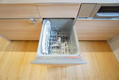 家事の時間が短縮できる食器洗浄乾燥機付。後片付けもラクラクです。 食器を洗う手間が減るので家族とのコミュニケーションの時間や自分の時間が増えますね。