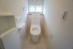 温水洗浄機付トイレです。節水機能もあるので、安心して使えますね。もちろん、1階2階の2ヶ所にトイレがあるので、忙しい朝にもゆとりができますね。
