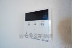 キッチン横からお湯張り、追い炊き、足し湯がボタン一つで楽々操作できる給湯機リモコンです。忙しい夕飯準備の時間帯に重宝しますね。
