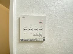 浴室暖房乾燥機には、暖房、乾燥、涼風、換気の4つの機能が付いています。タイマー付きです。換気・雨の日の洗濯も安心です＾＾