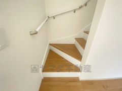 リビング階段です＾＾ご年配の方でも安心できる、手すり付き階段です＾＾段差も低めで設定されてますので安全性にも優れてますね＾＾