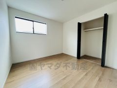 木目調のシンプルデザインで落ち着きと安らぎの空間に仕上げています。各部屋に収納が完備されているので、お荷物が多くなっても安心の設計です。
