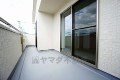 同仕様写真。幅広のインナーバルコニーは洗濯物を守りやすく、眩しすぎる日差しも和らげます。 南側に面した大型のバルコニーは日当たり良好です。お洗濯物も気持ちよく干せそうです。