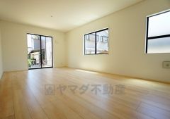 同仕様写真。大きな窓のあるリビングは、陽光あふれる明るい空間です。居心地良く、ご家族皆がゆったり寛げる憩いの空間となりそうです。