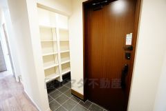 同仕様写真。採光も考えられた明るい玄関です。シューズインクローク付き、家族全員の靴がきれいに整頓できます。