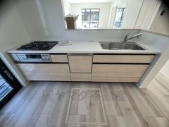 対面式カウンターキッチンでお子様の様子が見守れます。カウンタートップは耐熱性に優れており、日ごろのお掃除もふき取るだけでＯＫ。ステンレスシンクも簡単にお掃除できますよ。