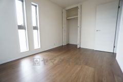 明るい洋室です。ナチュラル色のフローリングで開放的な優しい雰囲気になっています＾＾ベッドや机、ＴＶを置いてもゆとりのある広さです。