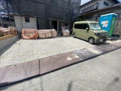 角地で陽当たり風通し良好＾＾前面道路は公道南側約4.1ｍ、東側約6.6ｍ。カースペースは並列4台分を確保＾＾