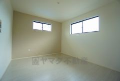 住む人のこだわりを活かす洋室＾＾日当たりがよく、寝室としての利用もおすすめ。広めのクローゼットもあり荷物もすっきり片付けれ、ゆとりのある暮らしが出来ます＾＾