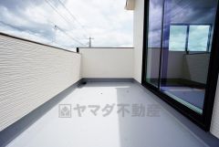同仕様写真。お洗濯物を干すスペースとしても十分な広さがあります。  お天気の良い日はお洗濯物がよく乾きそうな日当たり良好のバルコニー＾＾