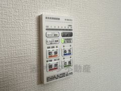 雨の日の洗濯も安心できる浴室暖房乾燥機付き浴室。リモコンで操作もボタン1つで簡単。 浴室暖房乾燥機には、暖房、乾燥、涼風、換気の4つの機能が付いています。タイマー付きです。