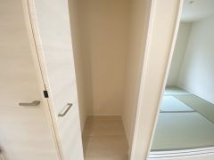 人も物も集まるリビングに収納スペースを確保しました。掃除道具や家族みんなで使うものを収納するのに便利ですよ＾＾