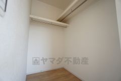 同仕様写真。洋室にはハンガーパイプ付きのウォークインクローゼットが設けられています。たっぷり収納できるので衣替えの心配もいりませんね＾＾