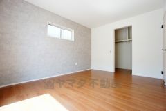 同仕様写真。住む人のこだわりを活かす洋室＾＾日当たりがよく、寝室としての利用もおすすめ。広めのクローゼットもあり荷物もすっきり片付けれ、ゆとりのある暮らしが出来ます＾＾