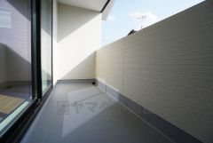 幅広のインナーバルコニーは多少の雨でも洗濯物を守ってくれ、家事を助けてくれること間違いなし。眩しすぎる日差しも和らげます。
