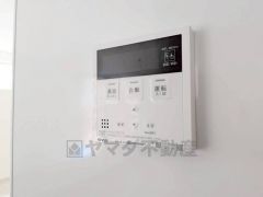 キッチン横からお湯張り、追い炊き、足し湯がボタン一つで楽々操作できる給湯機リモコンです＾＾忙しい夕飯の準備の時間帯に重宝しますね。