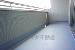 幅広のインナーバルコニーは多少の雨でも洗濯物を守ってくれ、家事を助けてくれること間違いなし。眩しすぎる日差しも和らげます。
