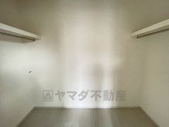 ハンガーパイプ付で散らかりがちな洋服類もきれいに整理できます。使用頻度が少ないものは枕棚の上に、足元には3段ボックスを置いて、フル活用できるクローゼットです＾＾